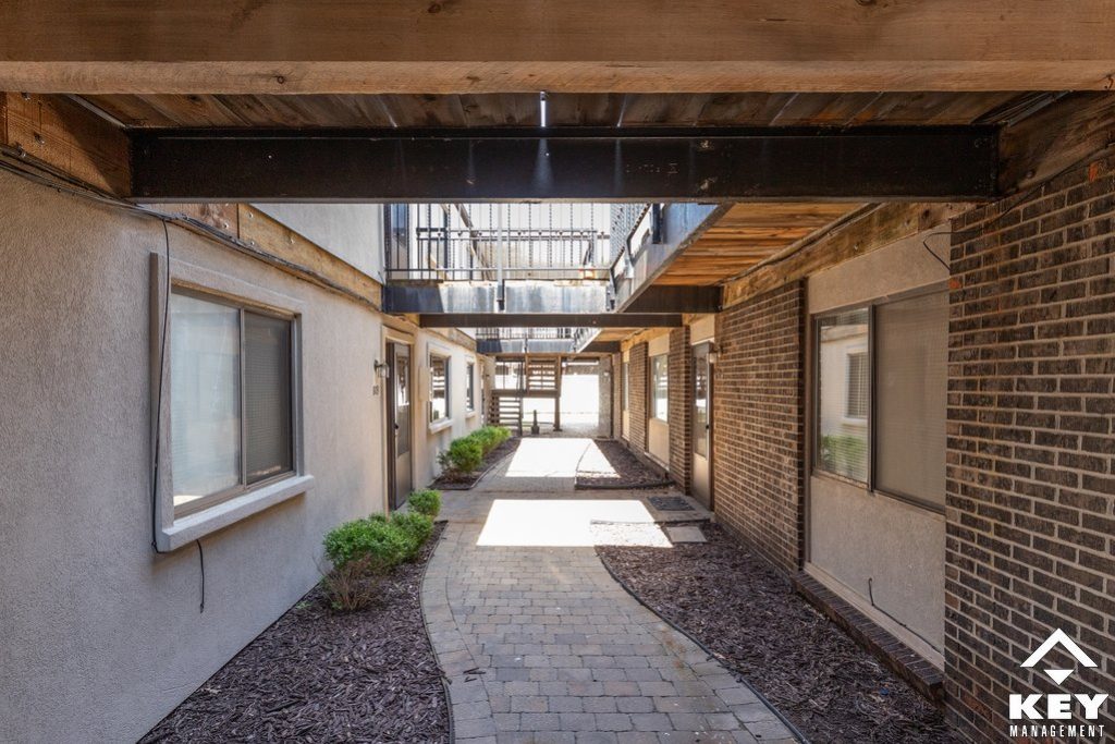 05-apartments-breezeway