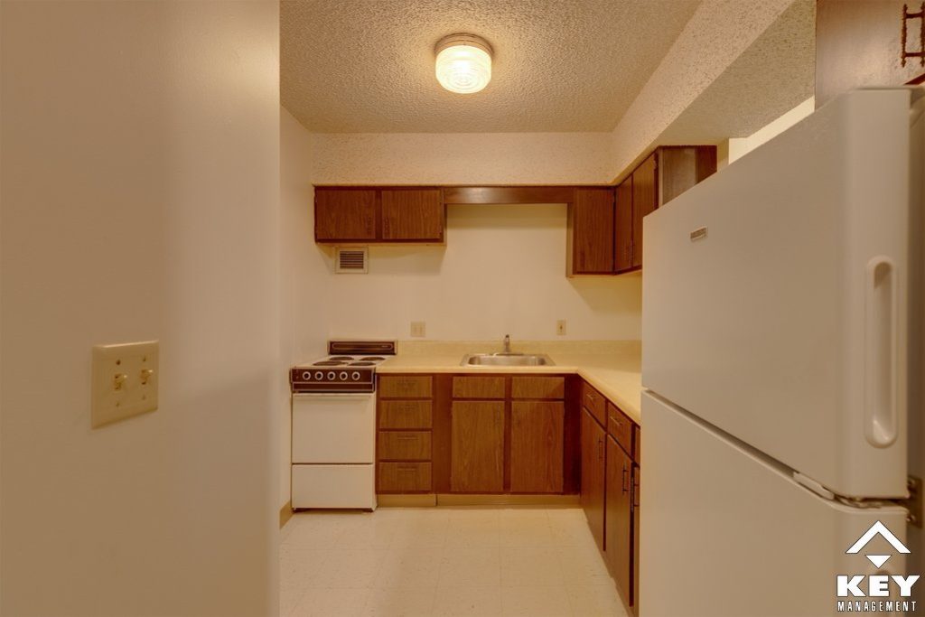 06-kitchen-angle-2