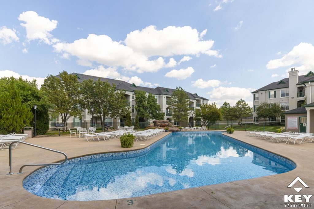 07-clubhouse-lagoon-pool