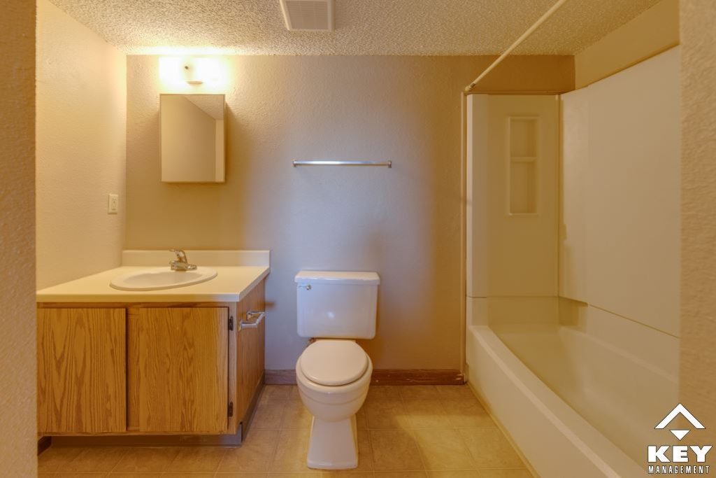 08-bathroom-angle-1