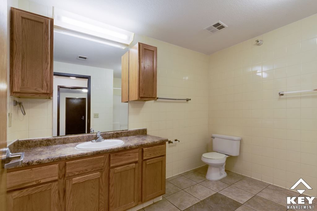 08-bathroom-angle-1