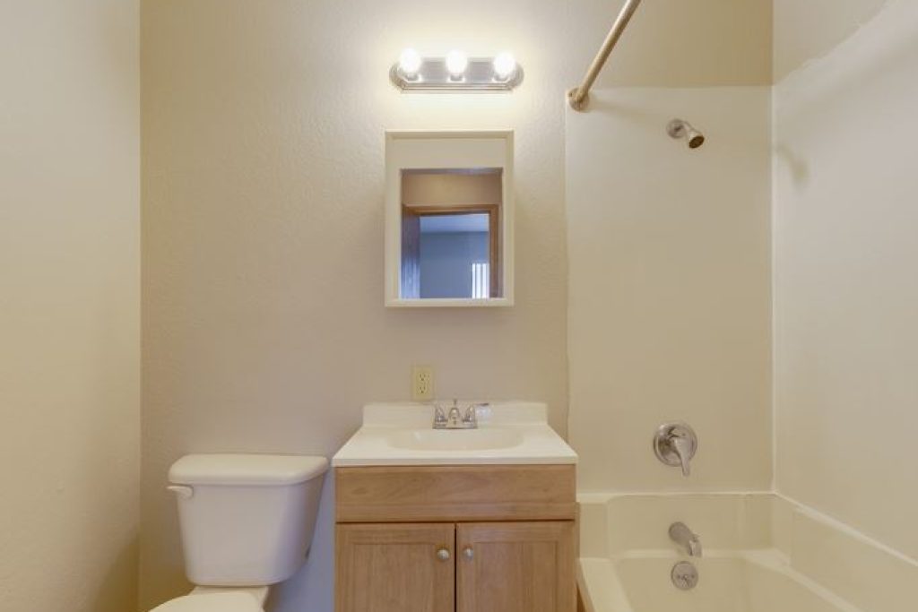 08-studio-bathroom-angle-1