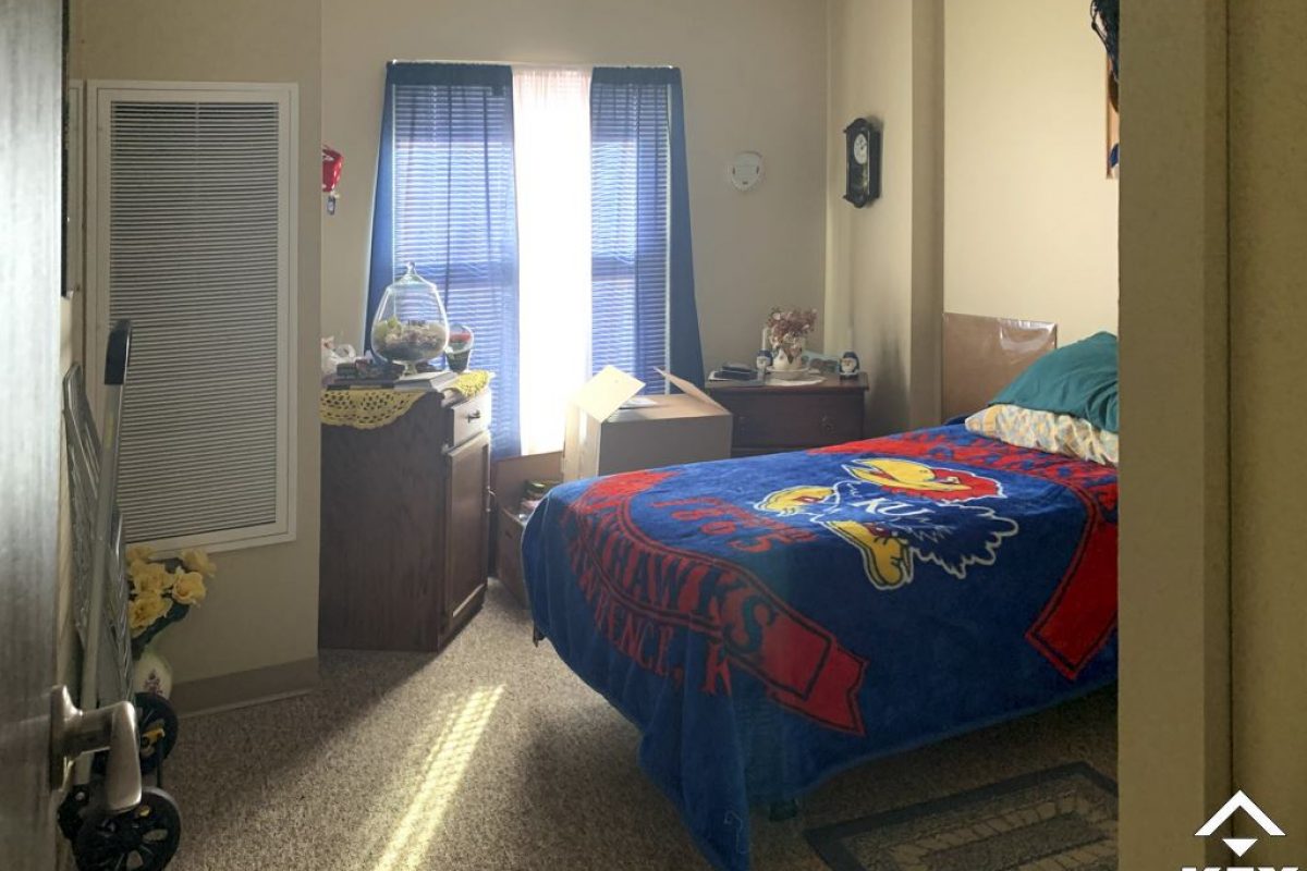 09-apartment-bedroom