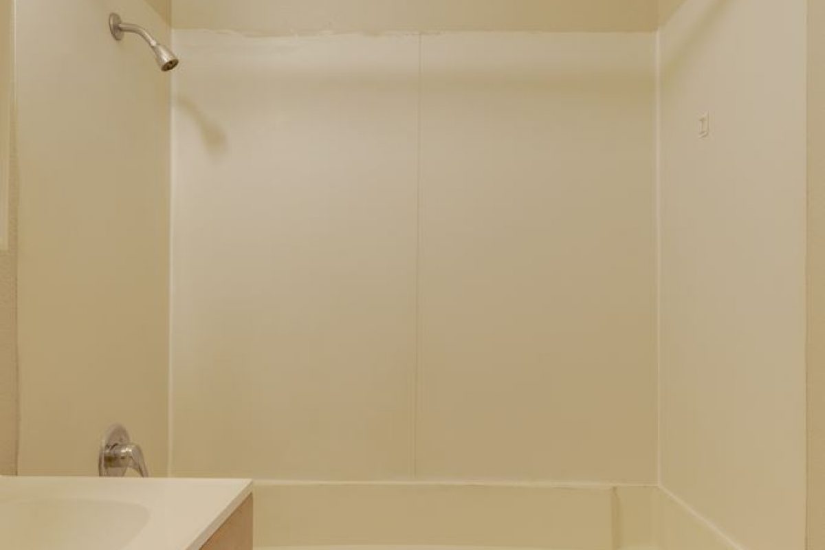 09-studio-bathroom-angle-2