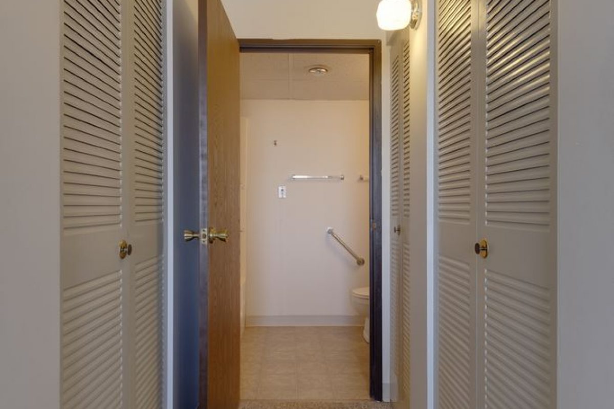 10-closets-bathroom
