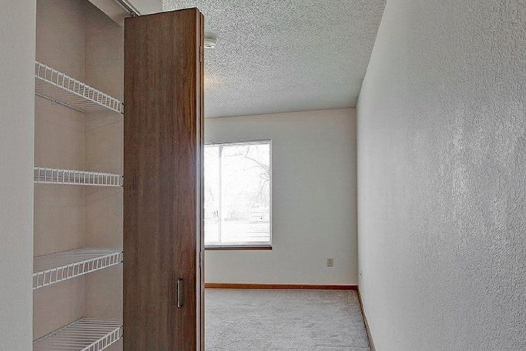 15-master-bedroom-linen-closet