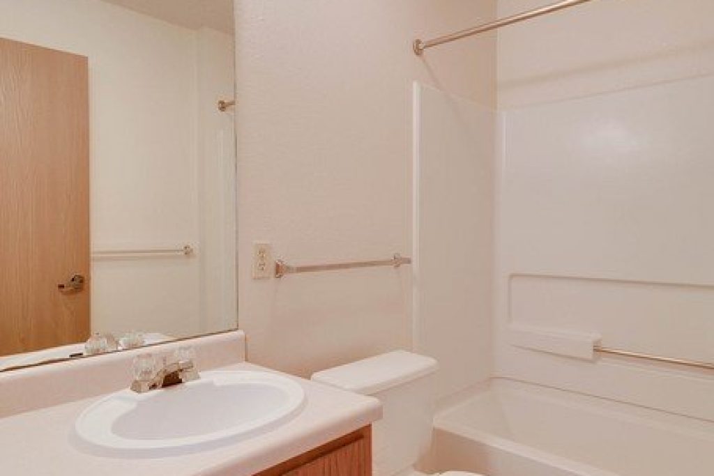 18-guest-bathroom