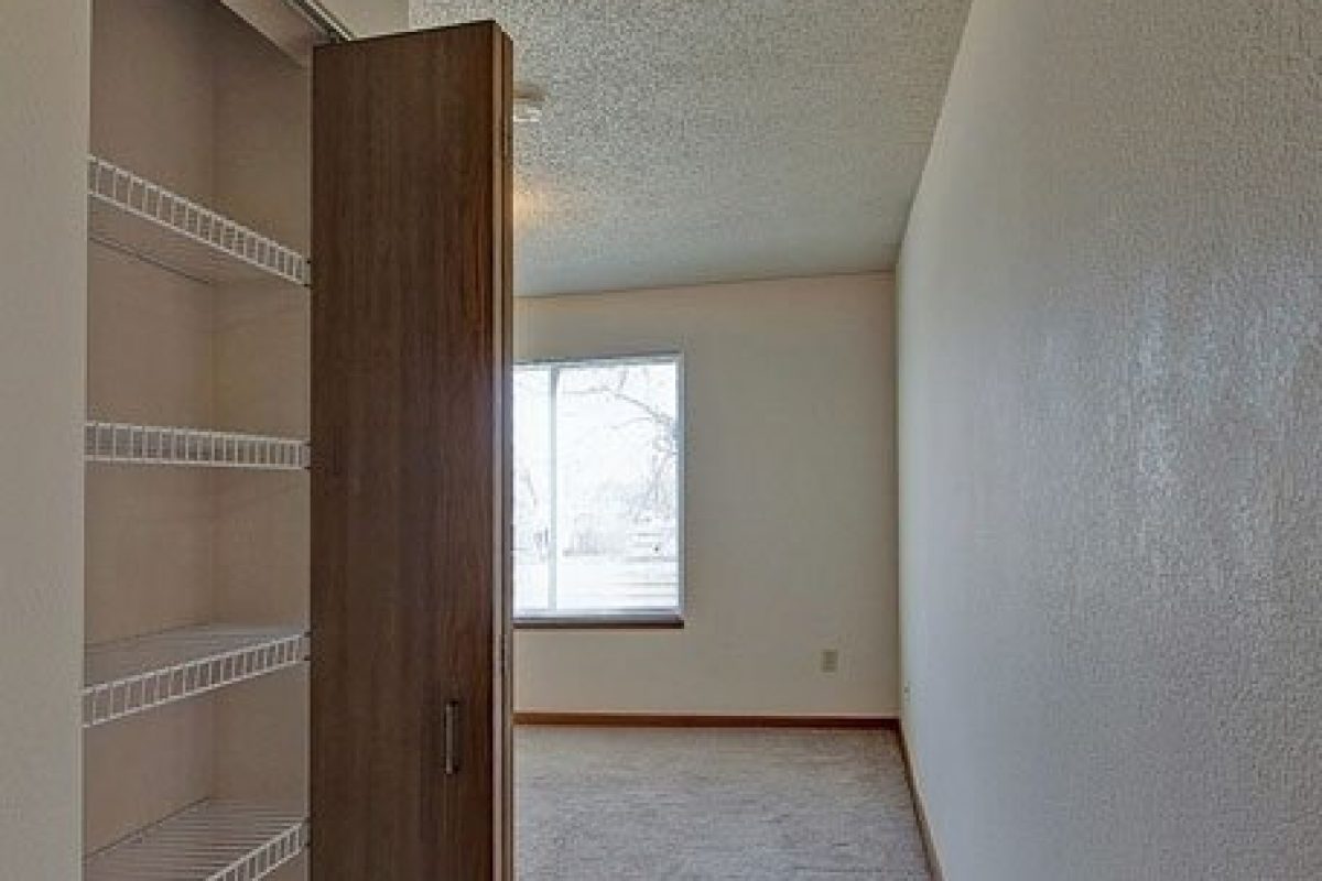 19-master-bedroom-linen-closet
