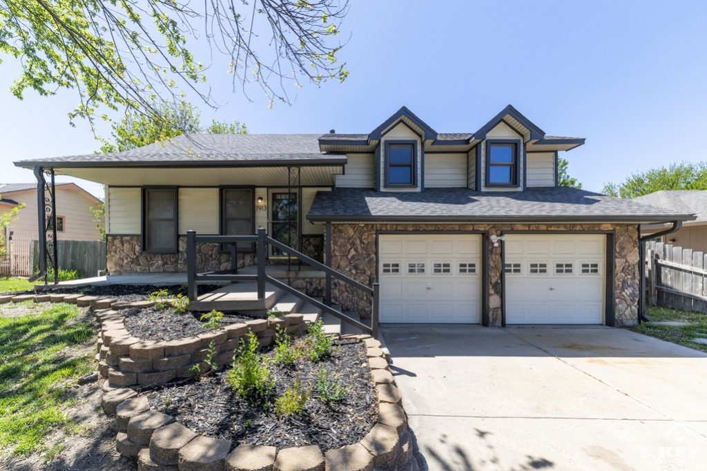 1913 S White Oak Dr, photo 1
