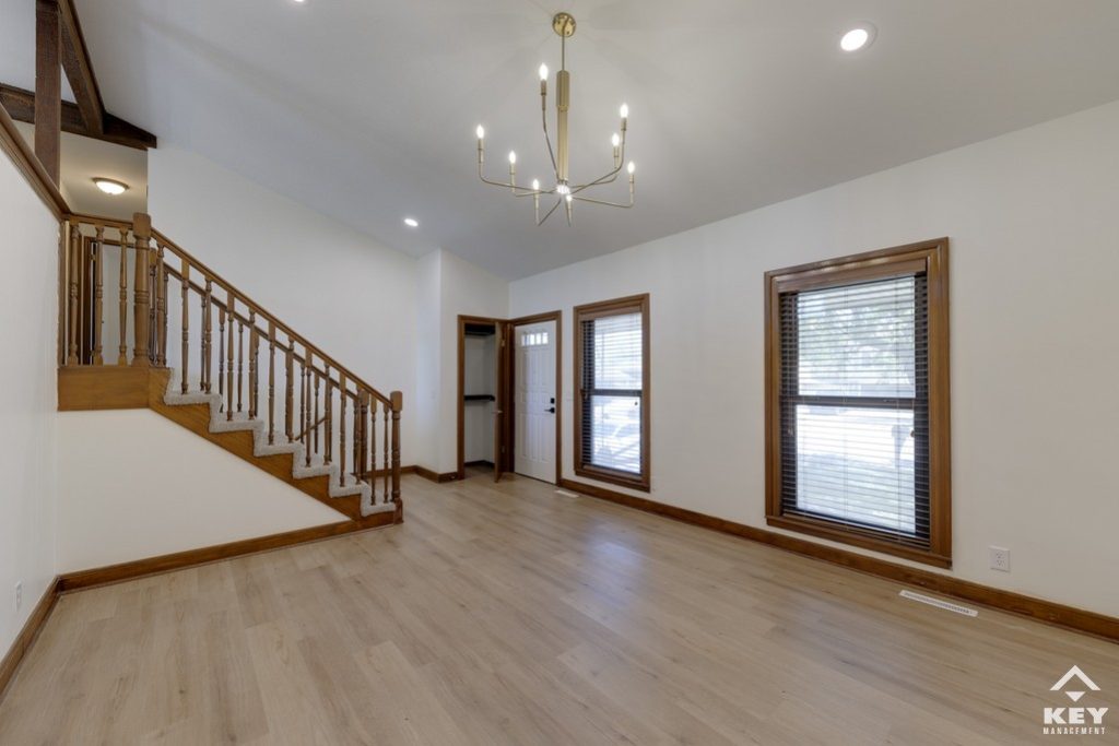 1913 S White Oak Dr, photo 3