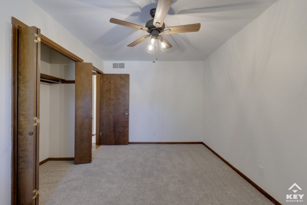 1913 S White Oak Dr, photo 18